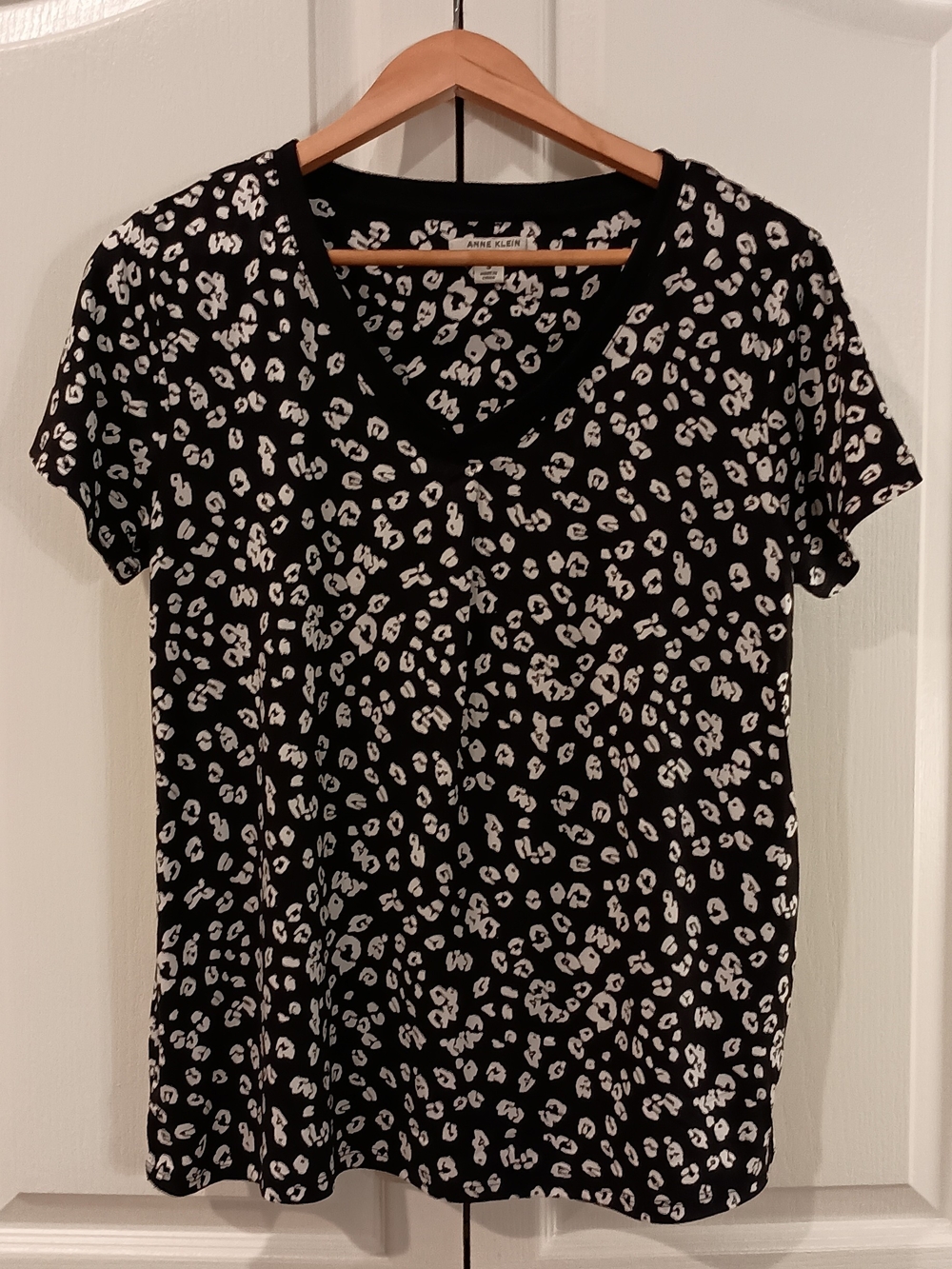 Anne Klein Black & White Leopard-Print V-Neck Short Sleeve Top